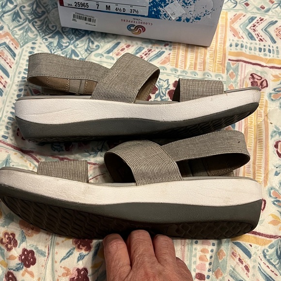 Clarks Cloud steppers Size 7M, color Sand, with Box - Picture 4 of 10